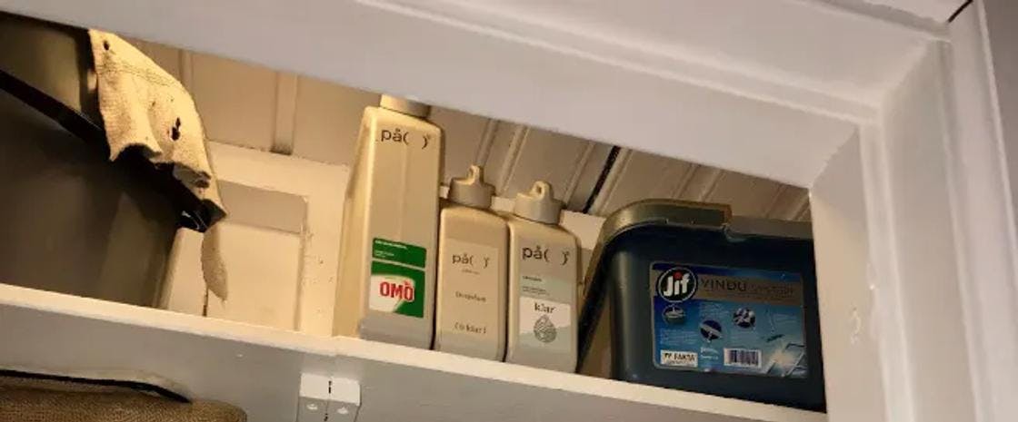 På(fyll) detergents on shelf